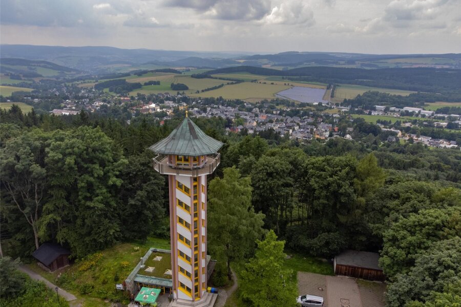 Wahrzeichen im Erzgebirge wird 30: Fest im Sommer geplant - Der heutige Aussichtsturm auf dem Scheibenberg, hier ein Archivbild, ist 1994 eingeweiht worden.