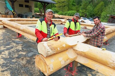 Waldarbeiter errichten neues Blockhaus - 