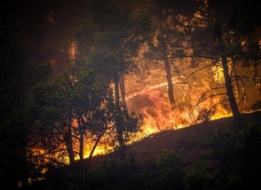 Rhodos: Ein massiver Waldbrand tobt auf der griechischen Insel Rhodos. Fast 20.000 Menschen sind auf Rhodos auf der Flucht vor schweren Waldbränden, darunter zahlreiche Touristen.