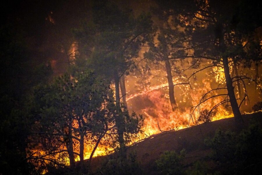 Rhodos: Ein massiver Waldbrand tobt auf der griechischen Insel Rhodos. Fast 20.000 Menschen sind auf Rhodos auf der Flucht vor schweren Waldbränden, darunter zahlreiche Touristen.