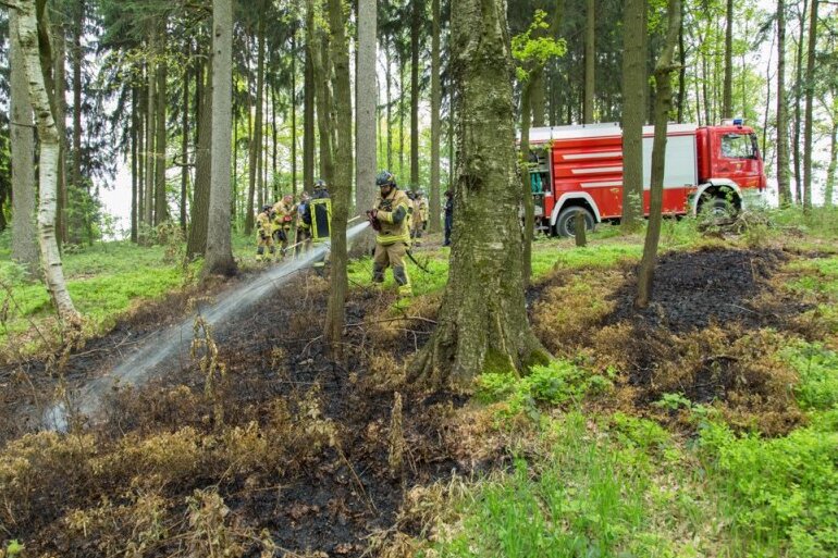 Waldbrand - Feuerwehr sucht mit Wärmebildkamera nach Glutnestern - Am Donnerstagvormittag hat eine Spaziergängerin mit ihrem Hund einen kleinen Waldbrand an der Alten Stollberger Straße in Stollberg ein kleines Feuer entdeckt.