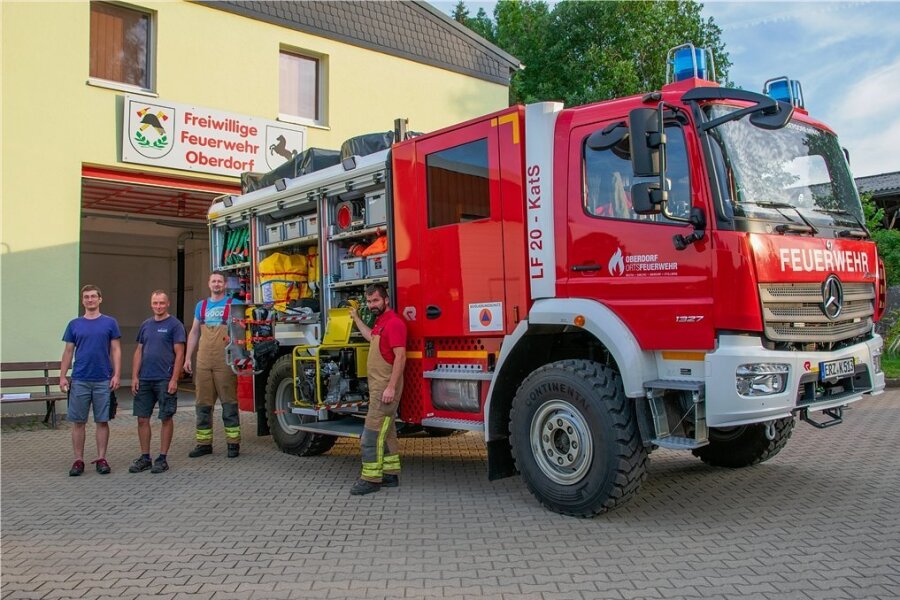 Waldbrand Sächsische Schweiz: Einsatz der Erzgebirger bis Sonntag verlängert - Zum Löschzug Wasserversorgung gehören auch Kräfte der Freiwilligen Feuerwehr Oberdorf. 
