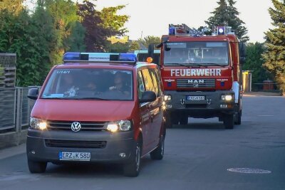 Waldbrand Sächsische Schweiz: Erzgebirgskreis schickt weitere Einsatzkräfte nach Hilferuf - Der Konvoi setzt sich in Neukirchen in Bewegung.