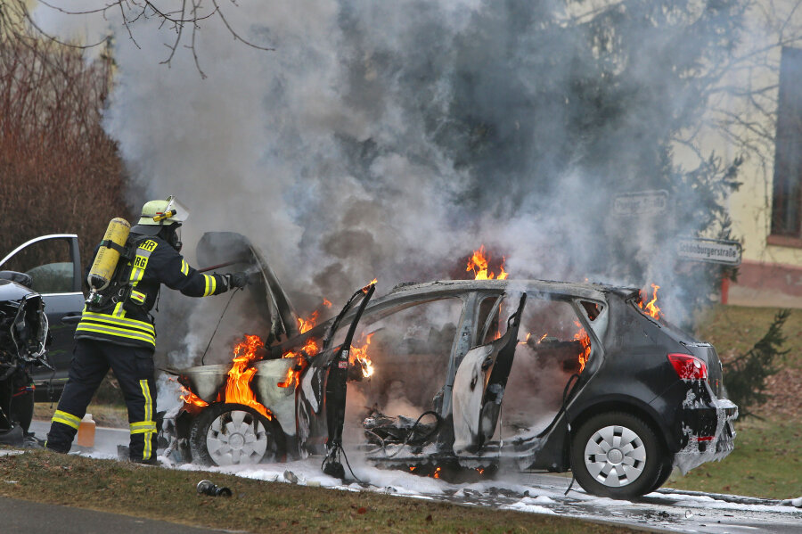 Waldenburg: Auto in Flammen - drei Verletzte - Feuerwehreinsatz in Waldenburg