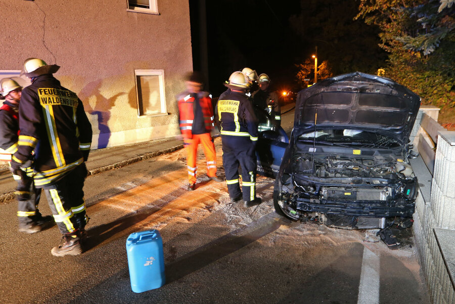 Waldenburg: Betrunkener Opelfahrer prallt gegen Betonzaun - 