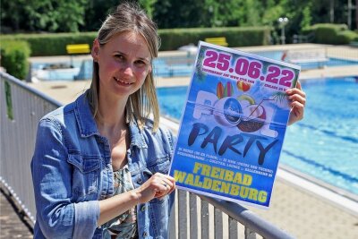 Waldenburg bittet zur Poolparty - Tourismusamt-Mitarbeiterin Melanie Ihle mit den Plakaten für die Poolparty, die erstmals nach neun Jahren wieder stattfindet. 
