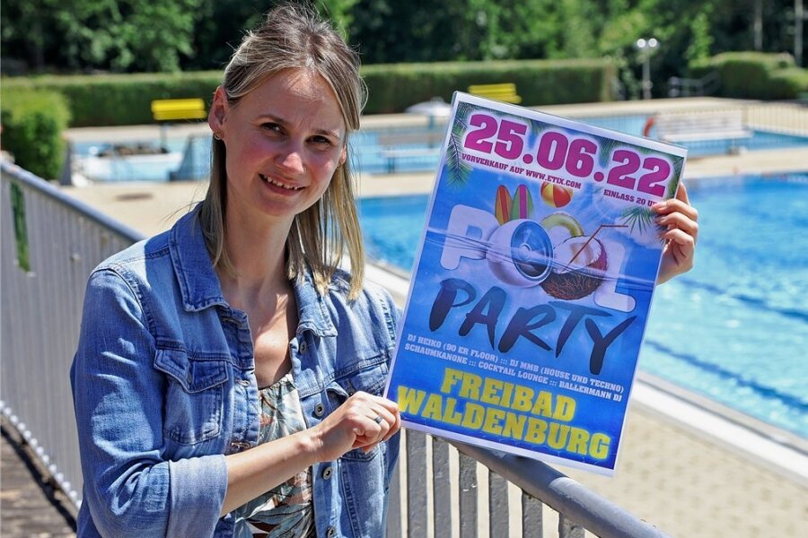 Waldenburg bittet zur Poolparty - Tourismusamt-Mitarbeiterin Melanie Ihle mit den Plakaten für die Poolparty, die erstmals nach neun Jahren wieder stattfindet. 