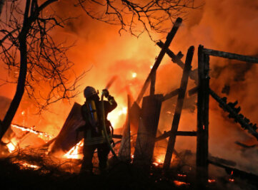 Waldenburg: Feuerwehr-Großeinsatz bei Schuppenbrand an Silvester - 