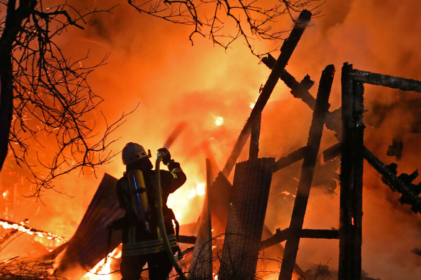 Waldenburg: Feuerwehr-Großeinsatz bei Schuppenbrand an Silvester - 