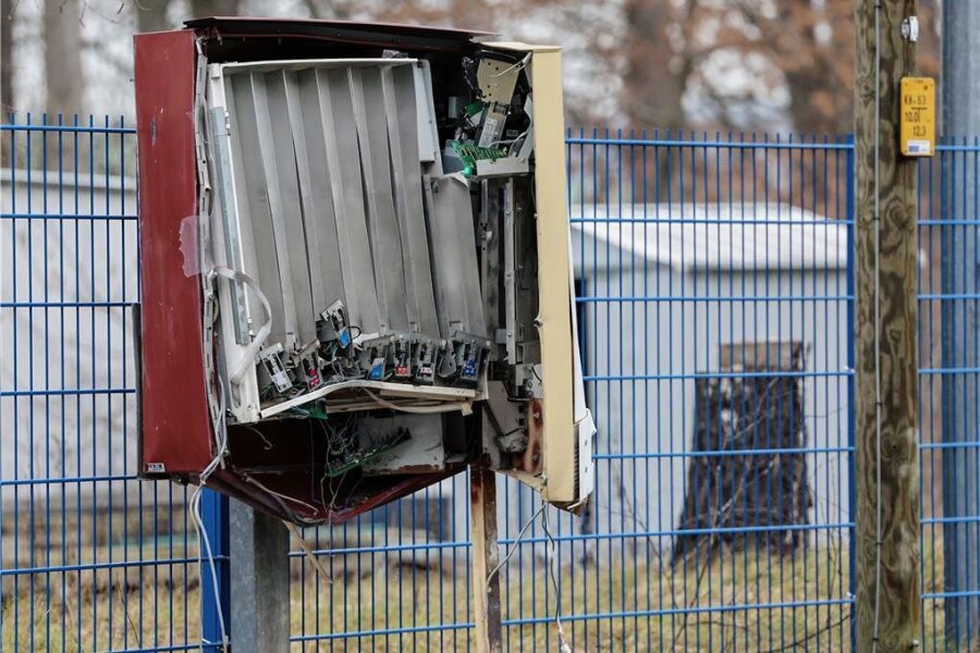 Waldenburg: Täter brechen zwei Zigarettenautomaten auf - An der Dresdner Straße in Glauchau wurde vor kurzem ebenfalls ein Zigarettenautomat zerstört. 
