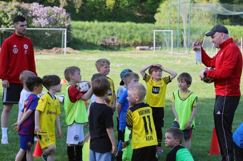 Waldenburg will Jugendarbeit mit Funino voranbringen - Am Montag bekam der SV Waldenburg Besuch vom DFB-Mobil. 