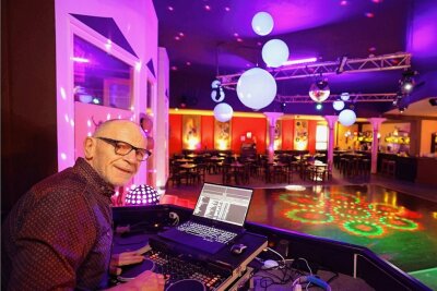 Waldenburger Tanzcafé hat jetzt ein Restaurant - Hans Hofer als DJ im sanierten Tanzsaal. Foto: Andreas Kretschel