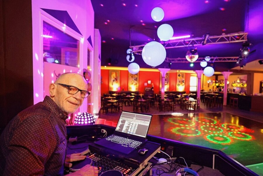 Waldenburger Tanzcafé hat jetzt ein Restaurant - Hans Hofer als DJ im sanierten Tanzsaal. Foto: Andreas Kretschel