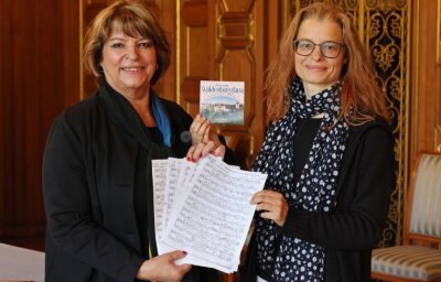 "Waldenburgiana" - ein wieder entdeckter Klavierzyklus - Die Enkelin des Komponisten Iris Schürer (links) mit Tochter Ulrike.