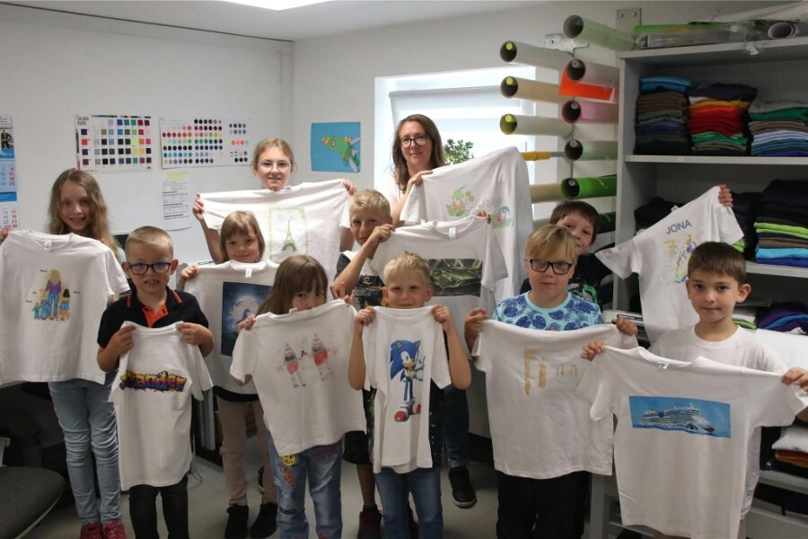 Waldkirchen: Kinder gestalten einmalige T-Shirts - Die Wichtelhausen-Kinder gingen mit selbst gestalteten T-Shirts nach Hause.