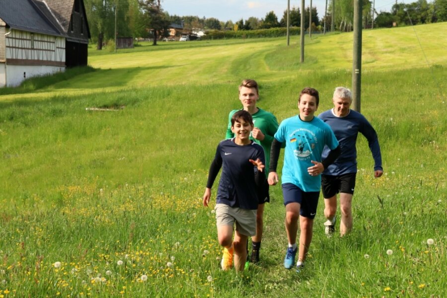 Waldkirchen läuft sich fit - Von vorn: Richard (15), Björn (14), Edgar (16) und Vereinsvorsitzender Rigo Völkel auf der Waldkirchener Waldlauf-Strecke. 
