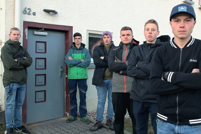 Hannes, Fabian, Ricky, Marlon, Norman und Max (von links) gehören zu den rund 15 Jugendlichen aus Waldkirchen, die möchten, dass der Bürgermeister den Club wieder aufsperrt. 