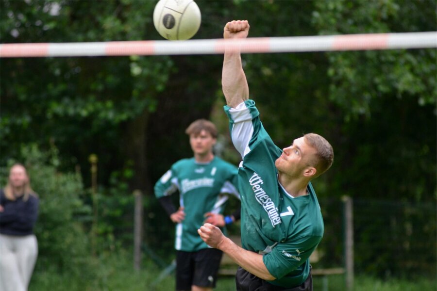 Waldkirchener Faustballer können den Thron erobern - In der Faustball-Oberliga: Christopher Weigel beim Angriff. Im Hintergrund Edgar Oese.