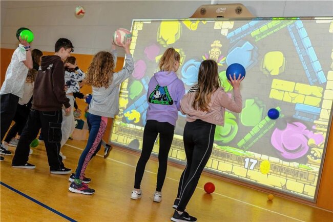Waldpark Grünheide: Warum Klassenfahrten wieder angesagt sind - Mit Bällen auf eine interaktive Spielewand zielen: Das ist die neueste Attraktion im Waldpark Grünheide. Sechstklässler eines Gymnasiums aus Neuhaus am Rennweg in Thüringen testeten sie als erste.