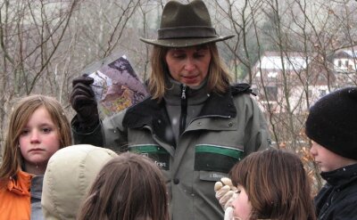 Waldtheater beginnt mit Müllsammlung - Försterin Ines Bimberg zog mit Limbacher Montessori-Grundschülern in den Wald. Das war der Auftakt ihrer Aktion. 