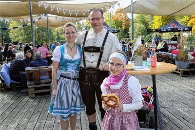 Walkbeach in Stollberg bietet beste Wiesn-Stimmung - Alexander und Dorothea Sachse waren mit Tochter Laura standesgemäß in Lederhose und Dirndl beim Oktoberfest.