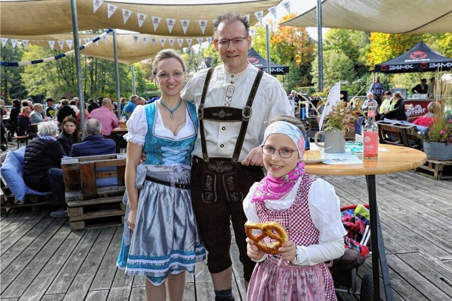 Walkbeach in Stollberg bietet beste Wiesn-Stimmung - Alexander und Dorothea Sachse waren mit Tochter Laura standesgemäß in Lederhose und Dirndl beim Oktoberfest.