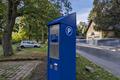 Walkteich: Parken an beliebtem Spielplatz im Erzgebirge kostet jetzt Geld - Am Walkteich in Stollberg kostet das Parken nun Geld.