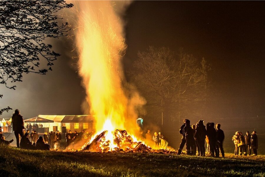 Walpurgisnacht: Wo im Raum Annaberg Hexenfeuer brennen sollen - Nach zwei Jahren coronabedingter Zwangspause sollen in vielen Orten wieder Hexenfeuer entzündet werden. Auch in Thum, wo dieses Foto 2019 entstand, ist das am Samstagabend geplant.