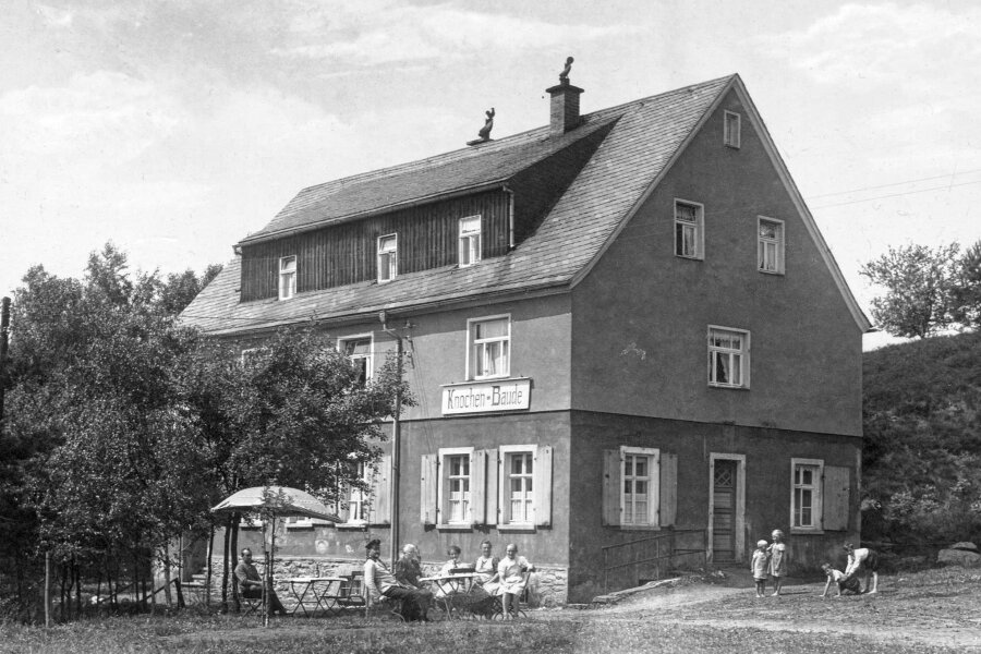 Wanderer auf Spuren der Raschauer Ortsgeschichte: Am Sonntag geht es zu ehemaligen Gaststätten - Einst beliebtes Ausflugslokal, heute reines Wohnhaus: die Knochen-Baude, hier 1932.