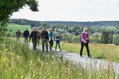 Wanderer erkunden im Vogtland blühende Landschaft rund um Erlbach - Bei herrlichstem Wanderwetter hatten am Sonntag in Erlbach auch diese Teilnehmer ihre Wanderschuhe geschnürt. Insgesamt 858 Teilnehmer zählte die 42. Bergwanderung. 