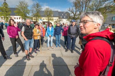 Wanderer und Pilger gehen in Marienberg auf Entdeckungstour - Peggy Zinke (r.) führte 17 Interessierte auf eine sechs Kilometer lange Pilgertour für Einsteiger.