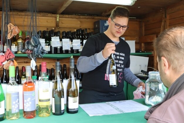 Wanderer wählen aus 40 verschiedenen Weinsorten - Bei Paul Stephan am Stand am Wald-Stadion gab es alle Weinsorten, die zur Weinwanderung in Schönheide im Angebot waren. 