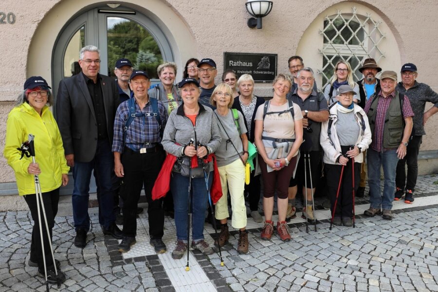 Wandergruppe aus Wunsiedel in der Partnerstadt Schwarzenberg begrüßt - Am Rathaus in Schwarzenberg begrüßte Oberbürgermeister Ruben Gehart (2. v. l.) die vereinigte Wandergruppe.