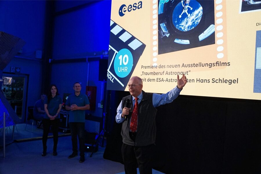 Wanderkino aus dem Erzgebirge steuert 2024 noch mehr Orte an - Der deutsche Astronaut Hans Schlegel war bei der Premiere des neuen Ausstellungsfilms der Deutschen Raumfahrtausstellung in Morgenröthe-Rautenkranz dabei.
