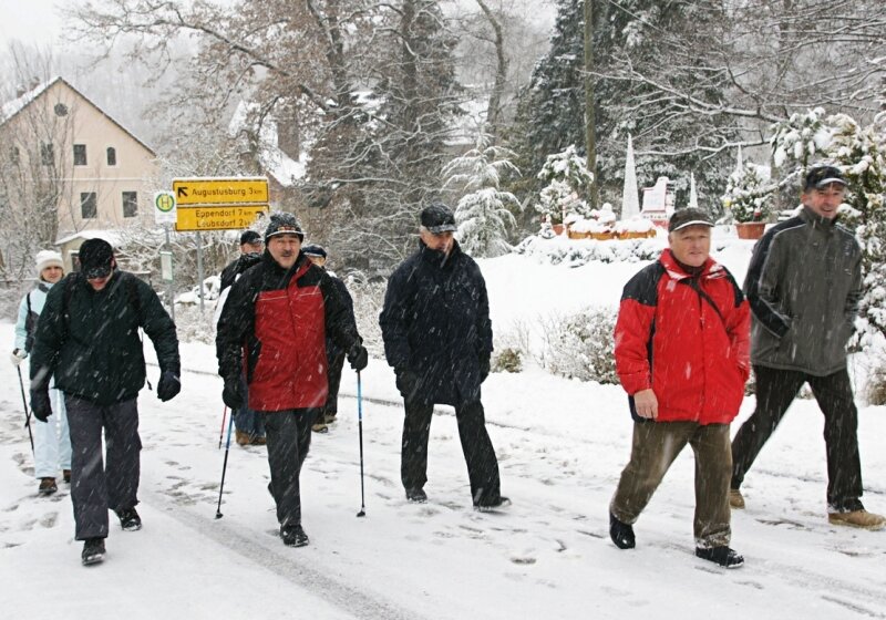 Wanderlatschen auf Neujahrstour - 
              <p class="artikelinhalt">Der Schneefall hielt einige Mitglieder des Schellenberger Vereins "Wanderlatschen" nicht davon ab, das neue Jahr mit kräftigen Schritten auf einer Tour nach Augustusburg zu begehen. </p>
            