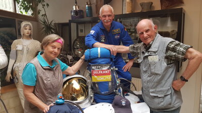 Wanderlustiges Ehepaar legt Astronauten-Prüfung ab - Egon und Gisela Jendral aus Bottrop sind bei Tassilo Römisch im Raumfahrtmuseum zu Gast.