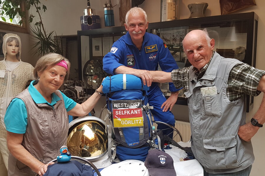 Wanderlustiges Ehepaar legt Astronauten-Prüfung ab - Egon und Gisela Jendral aus Bottrop sind bei Tassilo Römisch im Raumfahrtmuseum zu Gast.