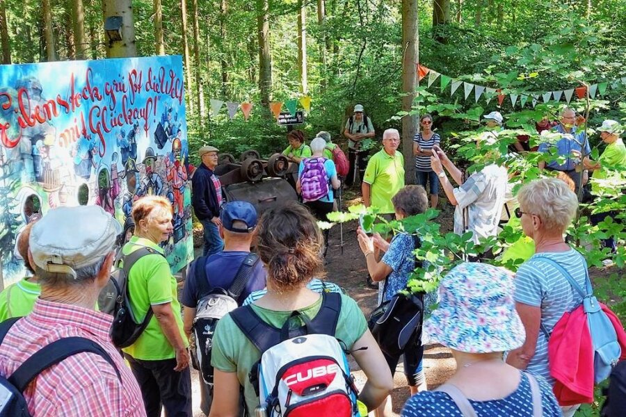 Wandern im Erzgebirge: Die 2023er-Sommererlebnistour führt um die Talsperre Sosa - Aufnahme von der Sommerwanderung 2022, deren Wanderleiter ebenfalls Michael Helm war.