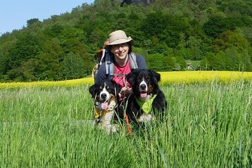 Franziska Rößner wandert gern mit ihren Hunden. Davon profitieren auch andere Hundefans.
