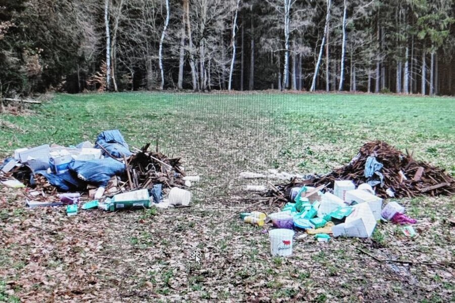 Wandertag mal anders: Reichenbacher Weinhold-Schüler sammeln Müll - Auf so viel Müll, hier ein Beispiel nahe Wildenau, treffen die Schüler auf ihrer Wanderung voraussichtlich nicht.