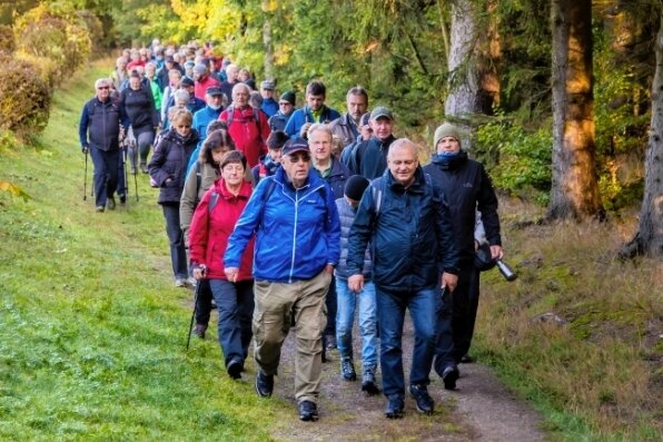 Wandertour in wildromantisches Tal - Wanderleiter Jürgen Hammermüller (vorne links) führte die rund 100 Teilnehmer. 