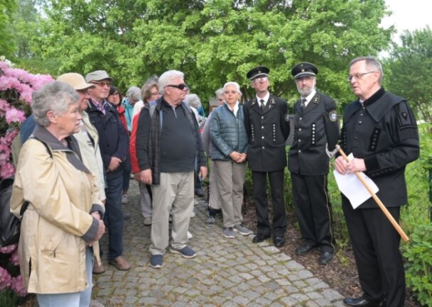 Erhard Kühnel (rechts) leitete die Wanderung durch den Kurpark und hatte viel zu berichten. 