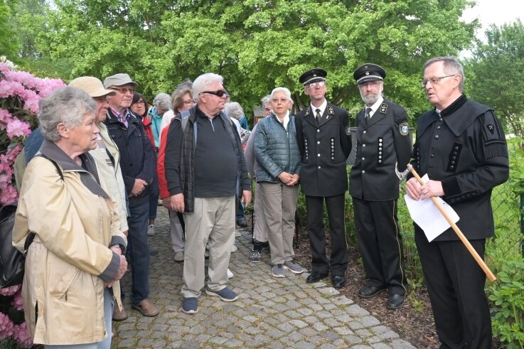 Erhard Kühnel (rechts) leitete die Wanderung durch den Kurpark und hatte viel zu berichten. 