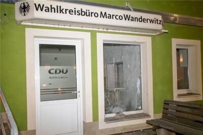 Wanderwitz nach Anschlag auf sein Büro in Zwönitz: Demokratie ist in großer Gefahr - Böller gegen einen CDU-Politiker: Am Büro von Marco Wanderwitz in Zwönitz entstand laut Polizei 2500 Euro Sachschaden. 