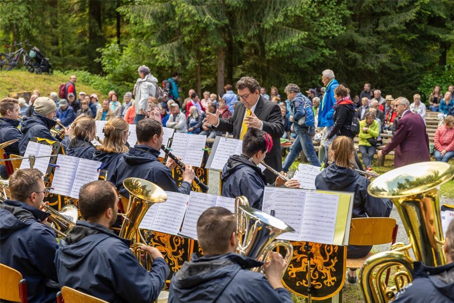 Wanderziel vieler Vogtländer: Chöre, Jazz und Folk zum Pfingstsingen am Röthelstein - Andreas Schmidt dirigierte Harmonic Brass. Für viele Gäste ist das Konzert feste Tradition zu Pfingsten.