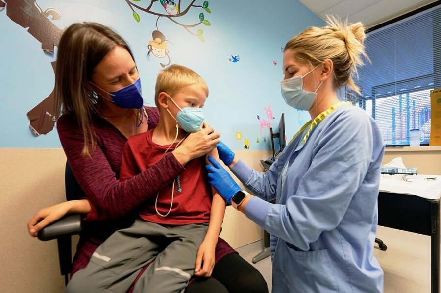 Wann der Impfstoff für Kinder ab fünf Jahren kommt - In Denver in den USA lässt eine Mutter ihren fast sechsjährigen Sohn gegen das Coronavirus impfen. Die Vakzine für Kinder sind speziell angepasst und weniger hoch dosiert als die für Erwachsene. 