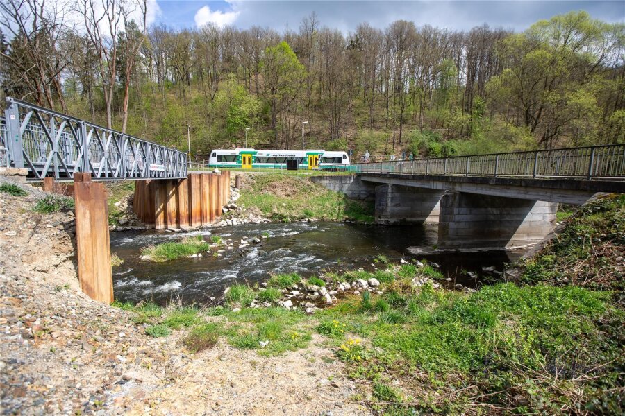 Wann die marode Brücke in Barthmühle abgerissen wird - Die marode Brücke am Bahnhof Barthmühle soll schon bald abgerissen werden.