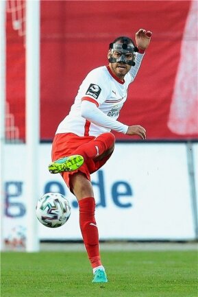 Wann verwandelt der FSV seinen Matchball? - Zwickaus Verteidiger Steffen Nkansah spielt seit seinem Nasenbeinbruch mit Maske. 