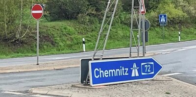 Wann wird das Schild an der Autobahn montiert? - Vor vielen Wochen ist bei einer Kollision der Pfeilwegweiser an der A 72-Anschlussstelle Plauen-Süd beschädigt worden. 