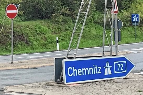 Wann wird das Schild an der Autobahn montiert? - Vor vielen Wochen ist bei einer Kollision der Pfeilwegweiser an der A 72-Anschlussstelle Plauen-Süd beschädigt worden. 